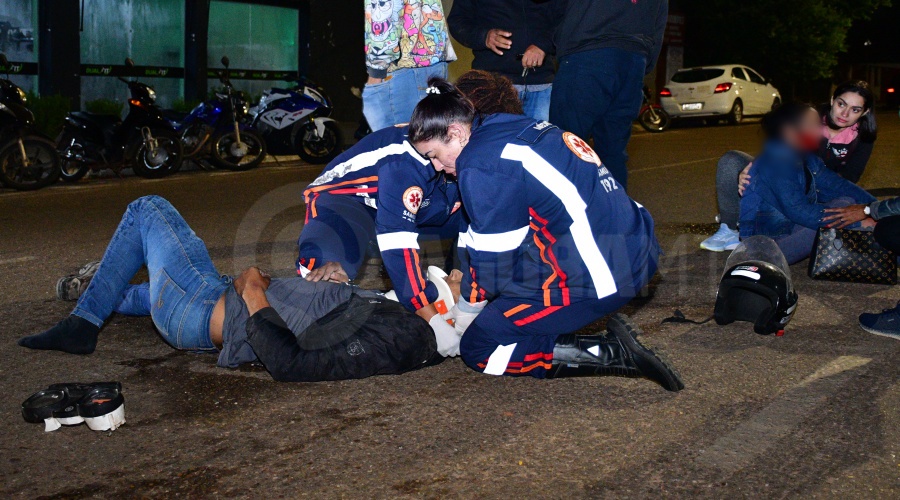 Imagem: Vitimas sendo socorridas Transportando bebidas alcoólicas, três pessoas que estavam em uma moto ficam feridas após condutor não respeitar sinalização