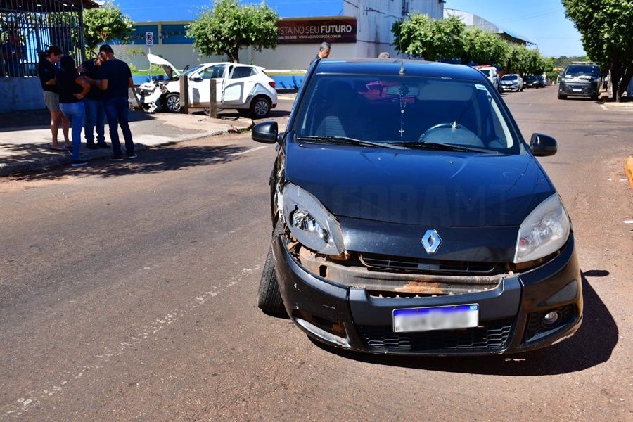 Imagem: acidente centro Motorista é atingida em cruzamento, perde controle e bate em barreira de madeira