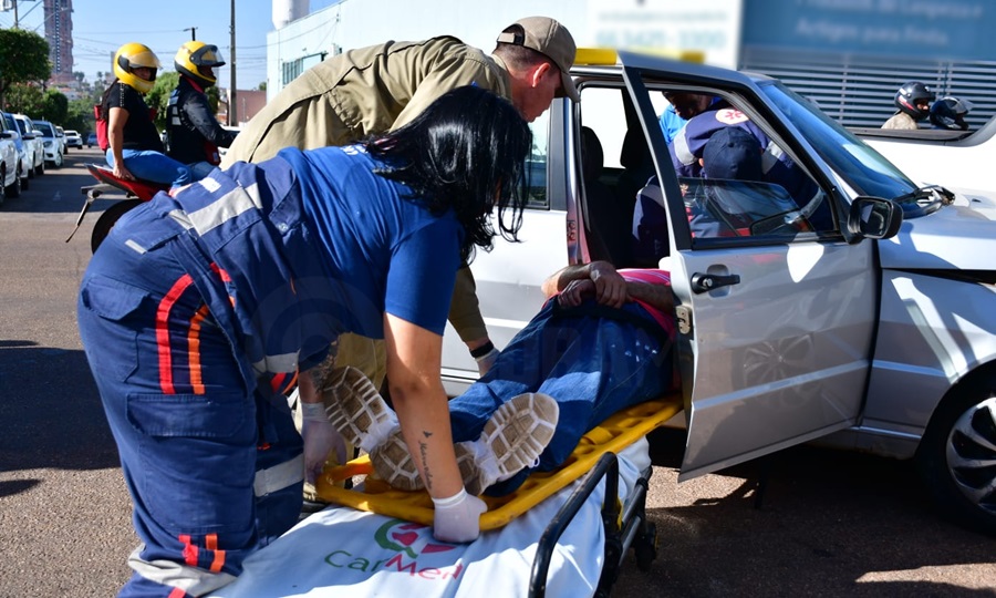 Imagem: acidente centro3 Passageiro é retirado pelo Samu de dentro do carro após acidente no Centro de Rondonópolis