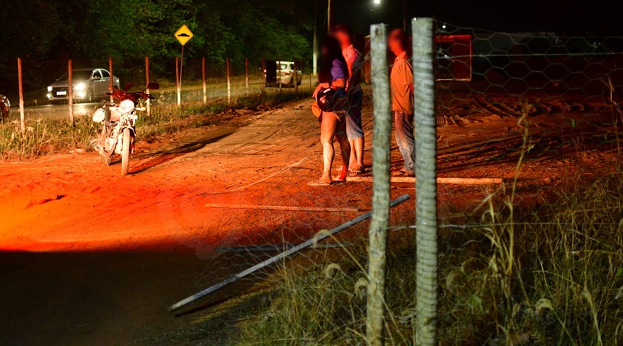 Imagem: motociclista CDeus Motociclista passa direto em curva, bate em cerca e fica com ferimentos no rosto