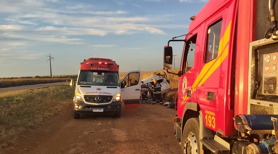 Imagem: vitima socorrida Motorista perde controle e capota veículo na BR-070