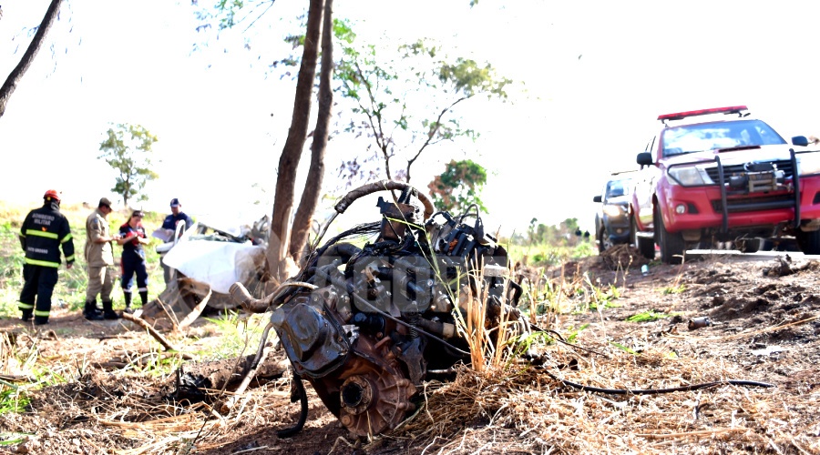 Imagem: Com a batida o motor foi arrancadado do carro Motorista, mãe e filha ficam presos às ferragens e morrem em acidente na BR-364