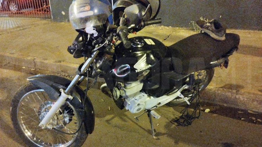 Imagem: Motocicleta que estavam as vitimas Duas pessoas ficam gravemente feridas em acidente, uma delas é arremessada e atropelada por outro veículo