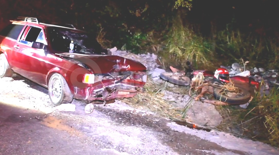 Imagem: No carro havia um casal uma adolescente e uma crianca Motociclista fica presa entre dois veículos e é socorrida em estado grave