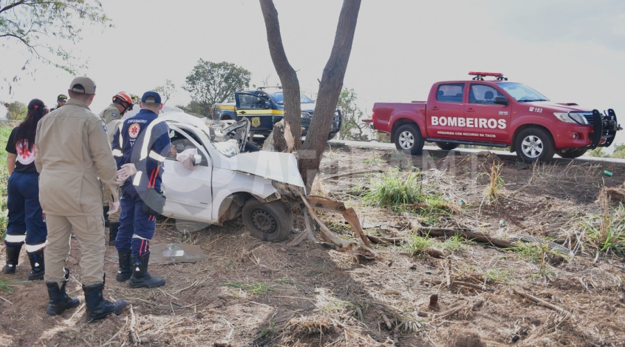 Imagem: O motorista perdeu o controle em uma curva Motorista, mãe e filha ficam presos às ferragens e morrem em acidente na BR-364