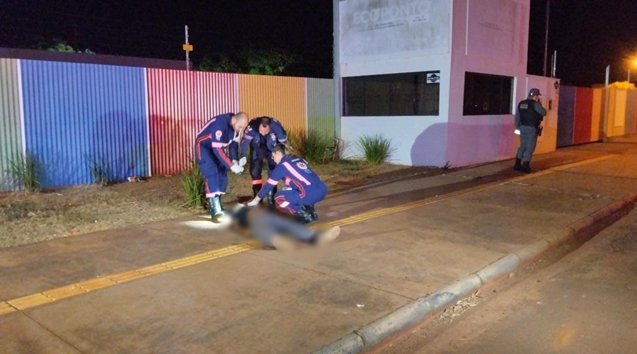 Imagem: Profissionais do Samu constataram a morte Homem é assassinado com cerca de dez golpes de faca; suspeito fugiu