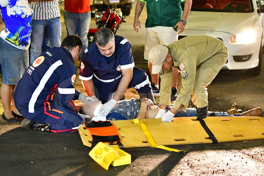 Imagem: Samu atendendo vitima de acidente na Vila Aurora Motociclista fica ferido após bater na lateral de carro em rotatória