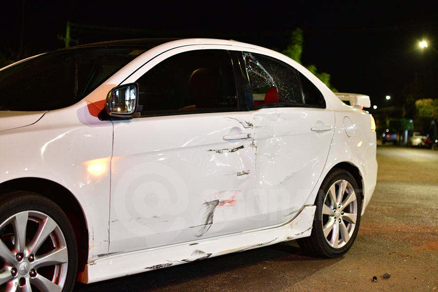 Imagem: Veiculo atengido pela motocicleta Motociclista fica ferido após bater na lateral de carro em rotatória