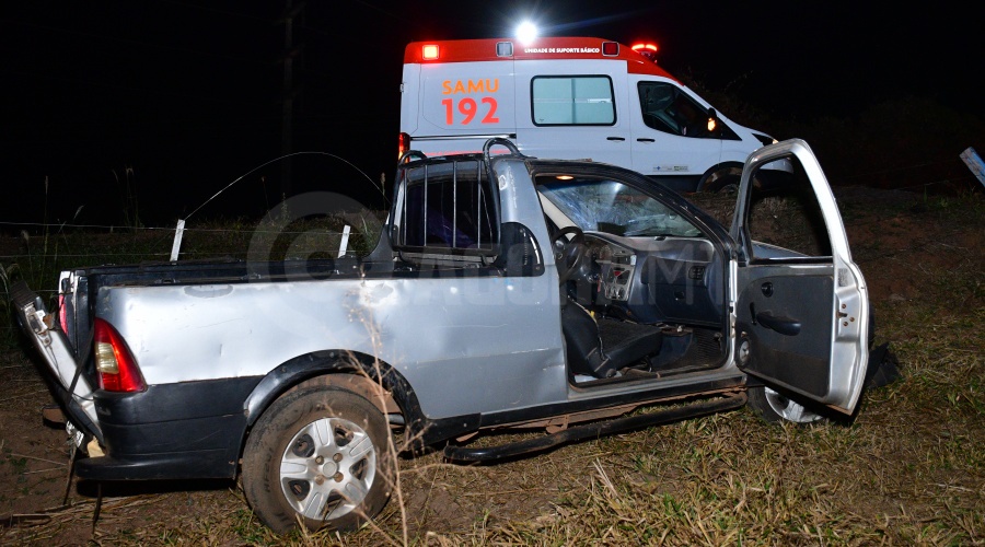 Imagem: Veiculo envolvido no acidente Motorista perde o controle de veículo, atravessa cerca de propriedade e para em ribanceira