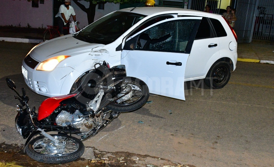 Imagem: Veiculos envolvidos no acidente Motociclista sofre fratura na perna em acidente com carro no bairro Vila Olga Maria