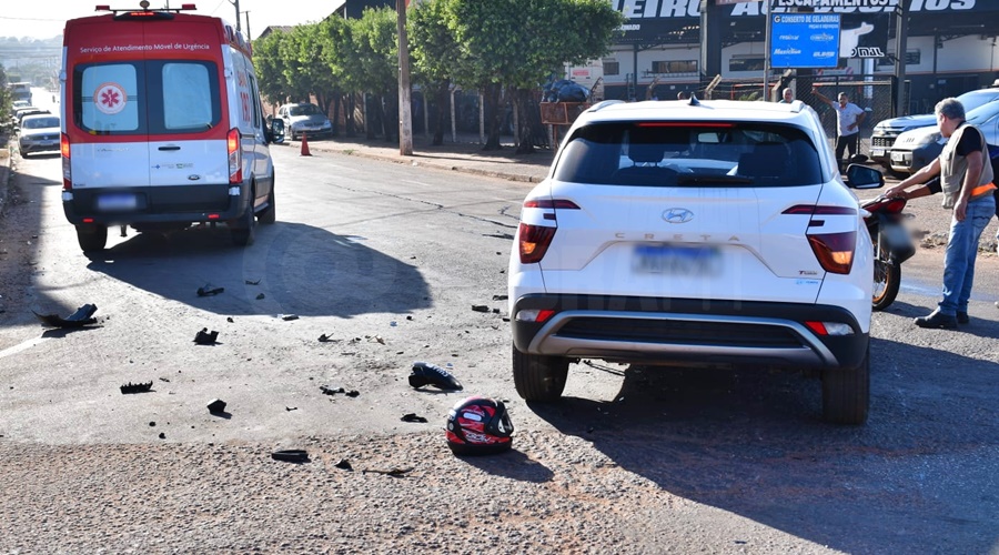 Imagem: a3 Duas pessoas ficam feridas após batida entre carro e moto no Jardim Belo Horizonte