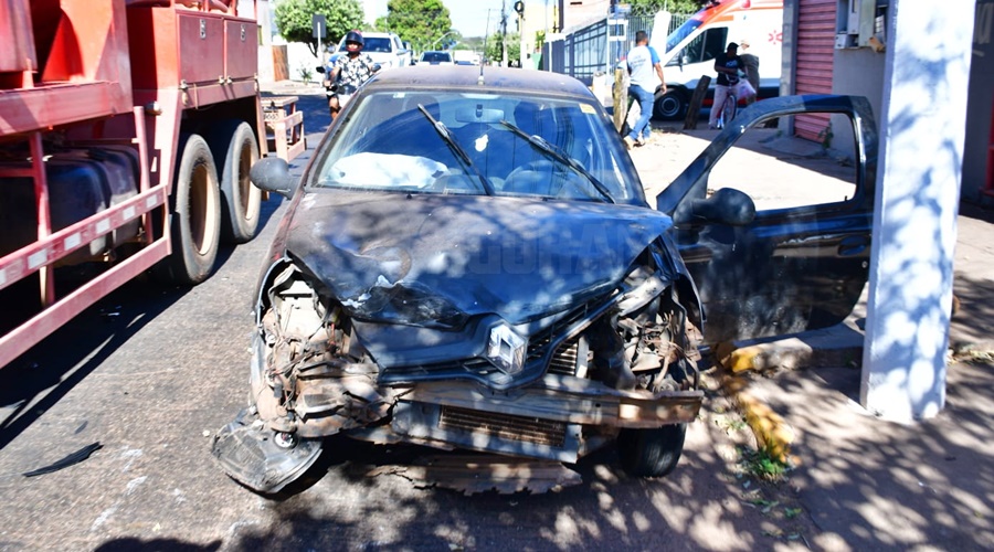 Imagem: carro destruido 1 Carro capota após cruzar preferencial e bater em veículo no Centro