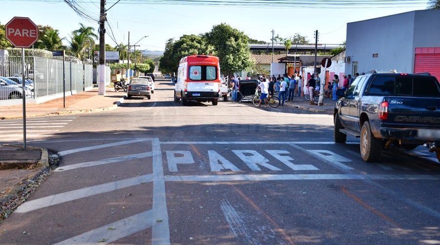 Imagem: cruzamento 1 Carro capota após cruzar preferencial e bater em veículo no Centro