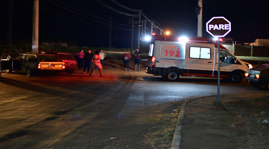 Imagem: cruzamento Mulher de 45 anos fica ferida após carros baterem em cruzamento no Granville