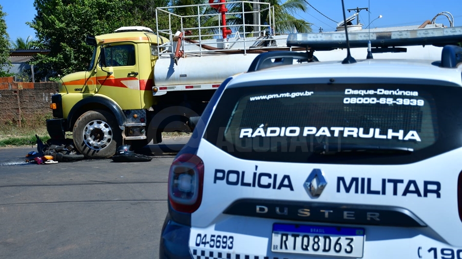 Imagem: motociclista vai parar embaixo de caminhao pipa apos acidente no bairro ezequiel ramin Motociclista vai parar embaixo de caminhão pipa após acidente no bairro Ezequiel Ramin