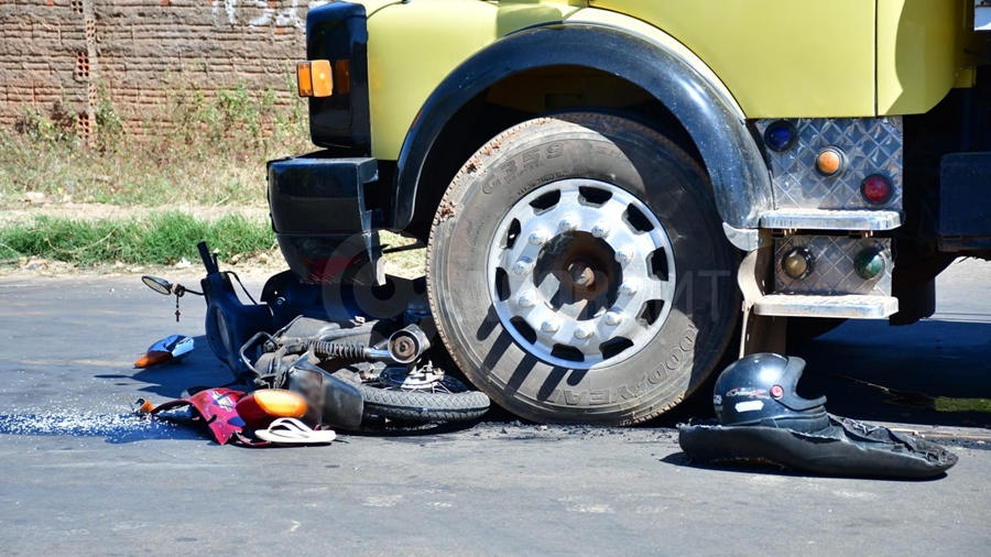 Imagem: motociclista vai parar embaixo de caminhao pipa apos acidente no bairro ezequiel ramin1 Motociclista vai parar embaixo de caminhão pipa após acidente no bairro Ezequiel Ramin