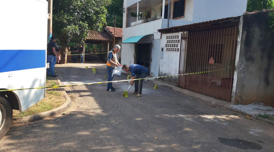 Imagem: 2 Idoso morre após ser atingido por cerca de 15 tiros na porta de casa