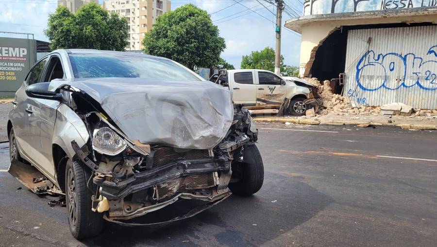 Imagem: A caminhonete apos bater no HB20 colidiu na parede de um barracao Motorista invade preferencial, bate em carro e derruba muro de barracão