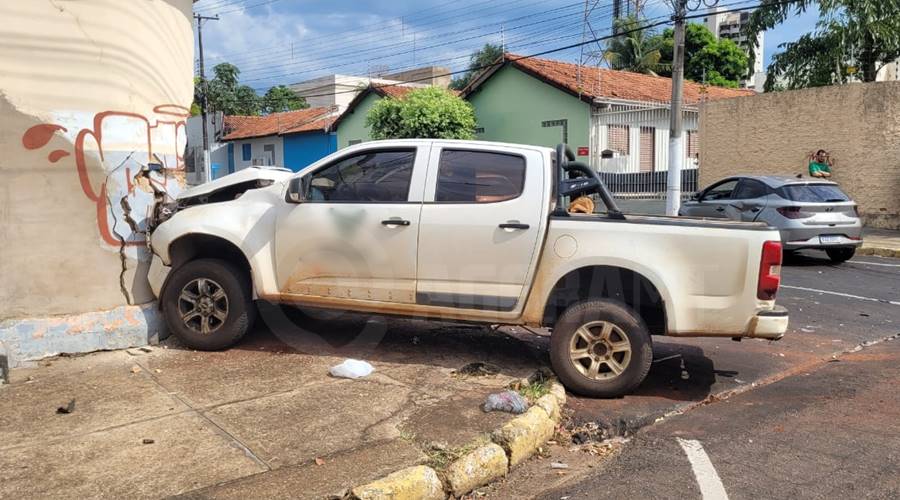 Imagem: A colisao foi no cruzamento da avenida Cuiaba com a rua Motorista invade preferencial, bate em carro e derruba muro de barracão