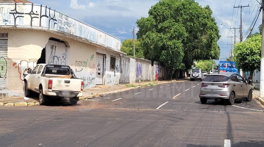 Imagem: Colisao entre HB20 e Cminhonete no centro de Rondonopolis 00000000 Motorista invade preferencial, bate em carro e derruba muro de barracão