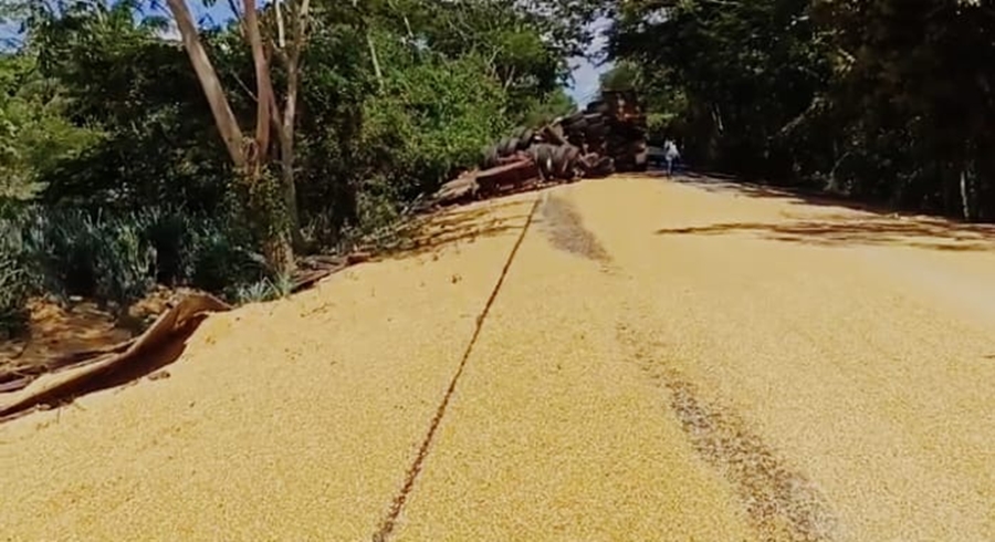 Imagem: acidente tangara1 Motorista perde o controle e tomba parte de carreta na MT-358