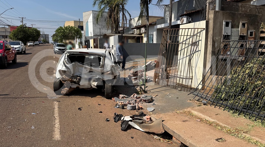 Imagem: carro bateu em muro Motorista possivelmente embriagado é detido após colidir em veículos estacionados e muro de residência em Rondonópolis