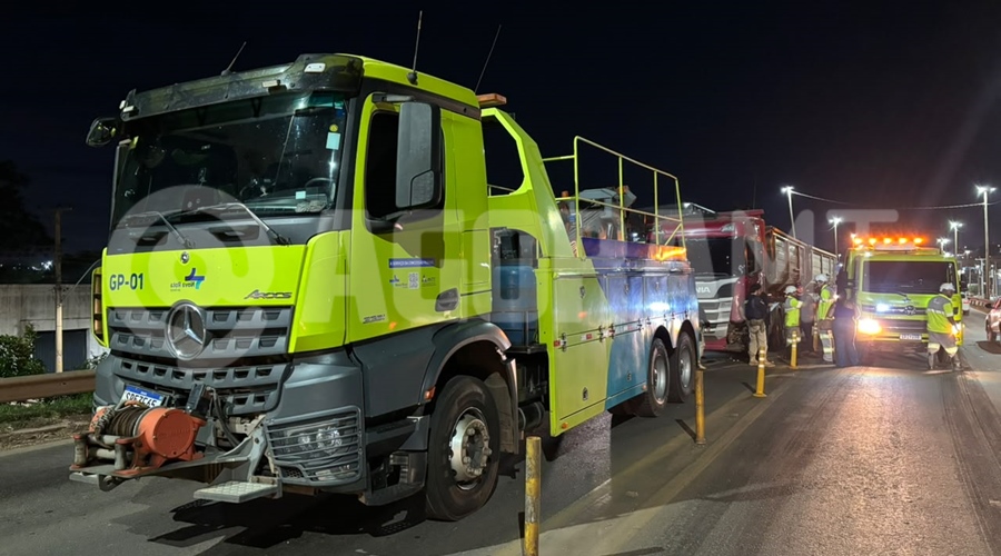 Imagem: carreta scania vermelha Pane em carreta provoca colisão com Fiat Uno e outro caminhão na BR-364 em Rondonópolis Imagem: carreta scania vermelha Pane em carreta provoca colisão com Fiat Uno e outro caminhão na BR-364 em Rondonópolis