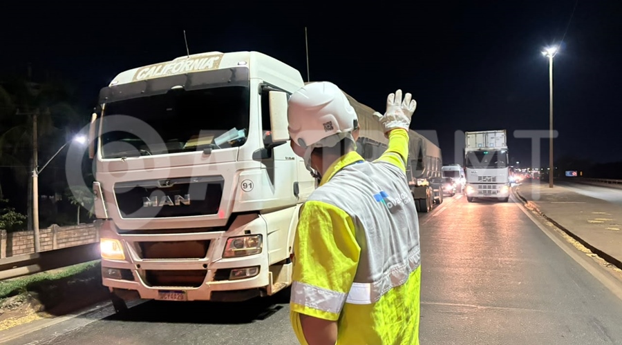 Imagem: transito meia pista nova rota Pane em carreta provoca colisão com Fiat Uno e outro caminhão na BR-364 em Rondonópolis Imagem: transito meia pista nova rota Pane em carreta provoca colisão com Fiat Uno e outro caminhão na BR-364 em Rondonópolis
